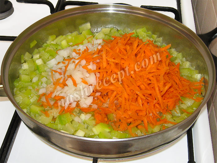 добавляем лук, морковь и чеснок - dobavlyaem luk, morkov i chesnok