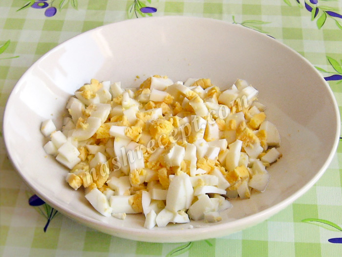 нарезаем яйца для салата из кольраби - narezaem yaytsa dlya salata iz kolrabi