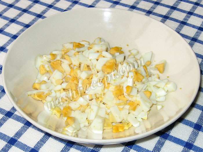 яйца для салата с крабовыми палочками - yaytsa dlya salata s krabovymi palochkami