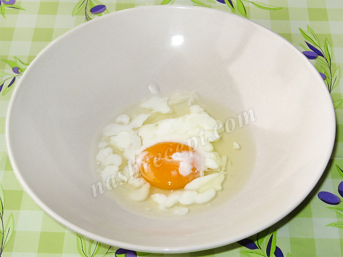 варим яйцо 1 минуту для салата Цезарь - varim yaytso 1 minutu dlya salata Caesar