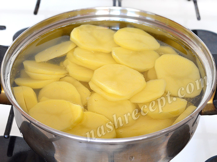 чистим и нарезаем картофель для закуски - chistim i narezaem kartofel dlya zakuski