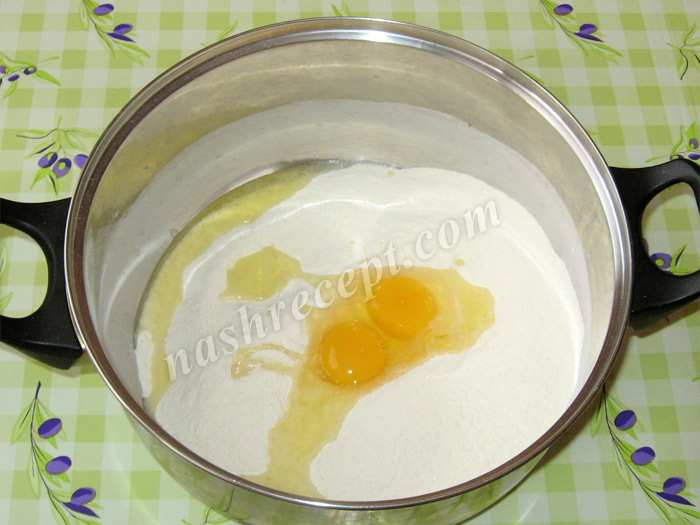 вбиваем яйца в муку с солью и сахаром - vbivaem yaytsa v muku s solyu i saharom