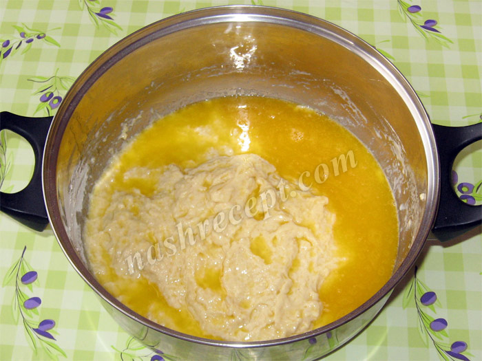 вливаем маргарин в дрожжевое сдобное тесто - vlivaem margarin v drozhzhevoe sdobnoe testo