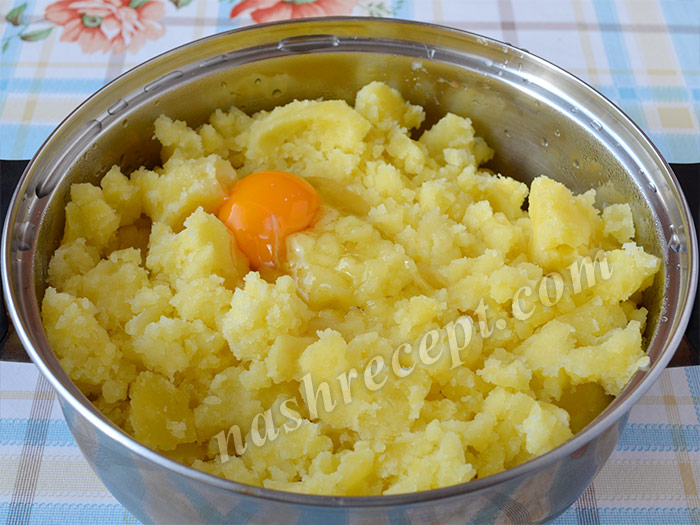 вбиваем яйца в картофельное пюре - vbivaem yaytsa v kartofelnoe pyure