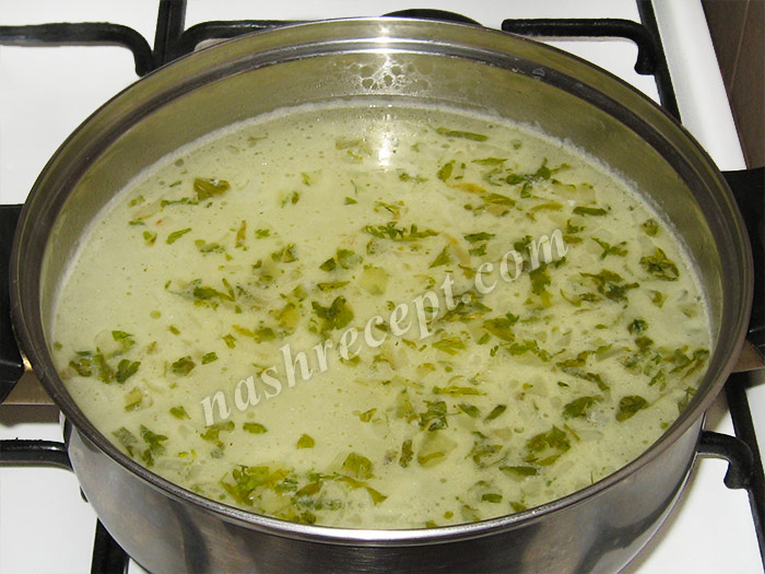 добавляем в суп брынзу и сушеную зелень - dobavlyaem v sup brynzu i sushenuyu zelen