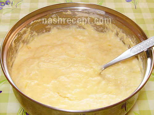 смешиваем манку, яйца и маргарин - smeshivaem manku, yaytsa i margarin