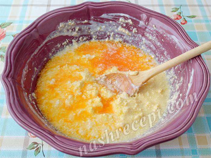 добавляем в песочное тесто яйцо - dobavlyaem v pesochnoe testo yaytso