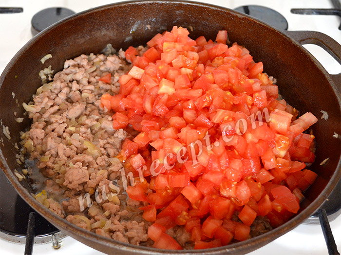 добавляем помидоры в мясную начинку - dobavlyaem pomidory v myasnuyu nachinku