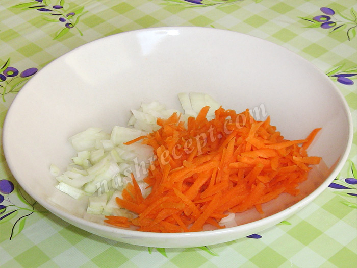 лук и морковь для грибного супа с ячкой - luk i morkov dlya gribnogo supa s yachkoy