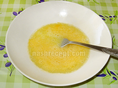 яйцо взбиваем с растительным маслом - yaytso vzbivaem s rastitelnym maslom