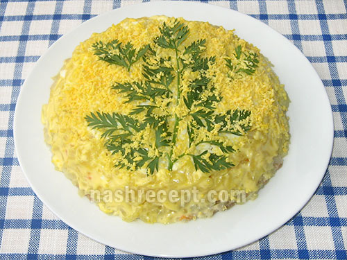 украшаем салат Мимоза - ukrashaem salat Mimoza