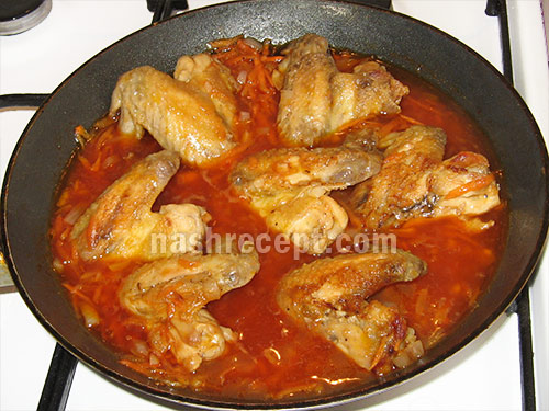 тушим куриные крылышки в томатном соусе - tushim kurinye krylyshki v tomatnom souse