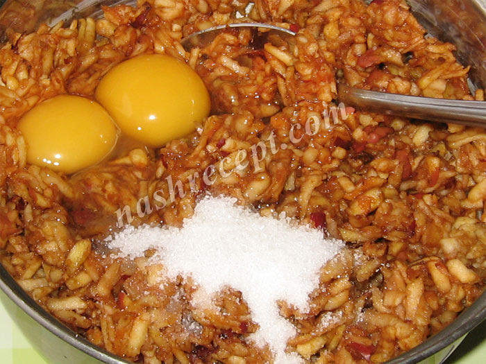 добавляем яйца, соль, сахар - dobavlyaem yaytsa, sol, sahar