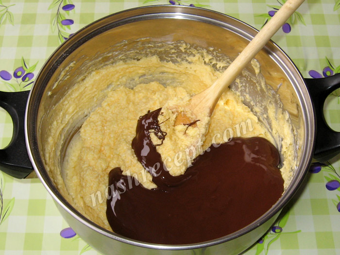 вливаем в тесто растопленный шоколад - vlivaem v testo rastoplennyi shokolad