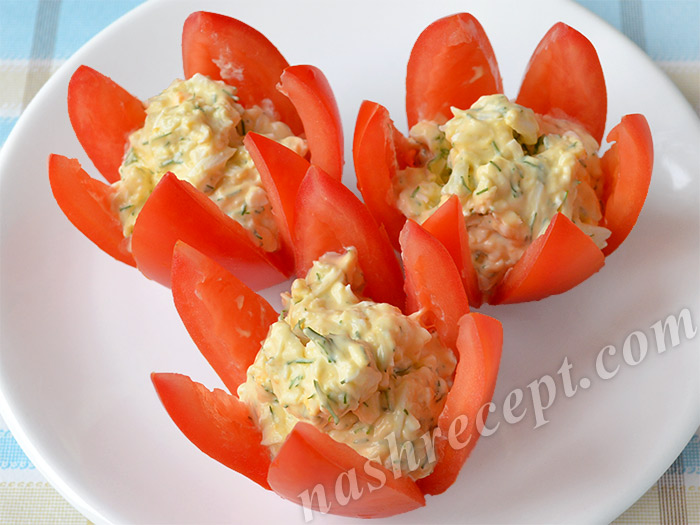 наполняем помидоры начинкой из сыра и яиц - napolnyaem pomidory iz syra i yaits
