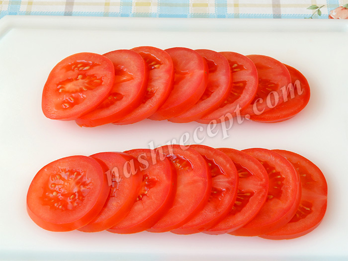 помидоры, нарезанные кружочками, для капрезе - pomidory, narezannye kruzhochkami dlya caprese