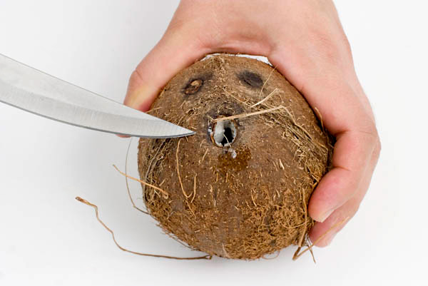 прокалываем один из "глазков" кокоса - prokalyvaem odin iz "glazkov" kokosa