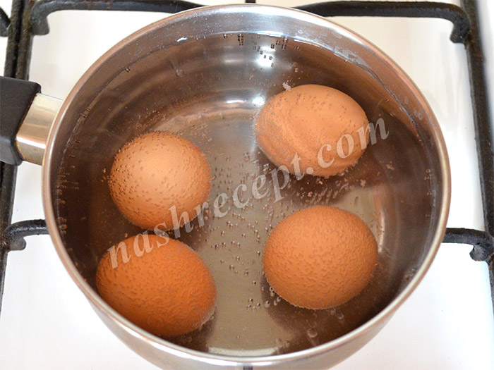 варим яйца для окрашивания в синий цвет - varim yaytsa dlya okrashivaniya v siniy tsvet
