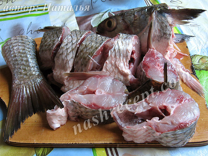 нарезаем рыбу для холодца - narezaem rybu dlya holodtsa