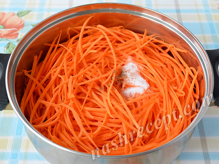 морковь солим, добавляем сахар и кориандр
