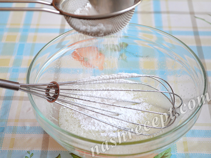 белковая глазурь: добавляем сахарную пудру