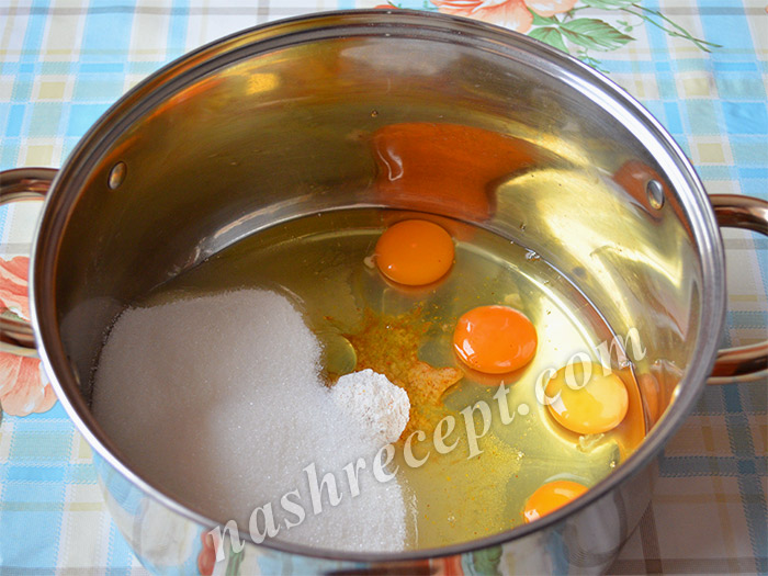 яйца с сахаром и пряностями для пасхальных куличей