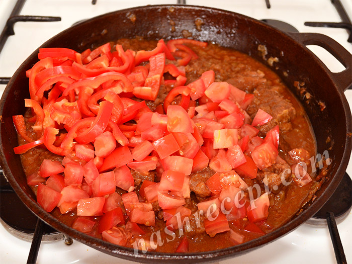 добавляем помидоры и болгарский перец в гуляш