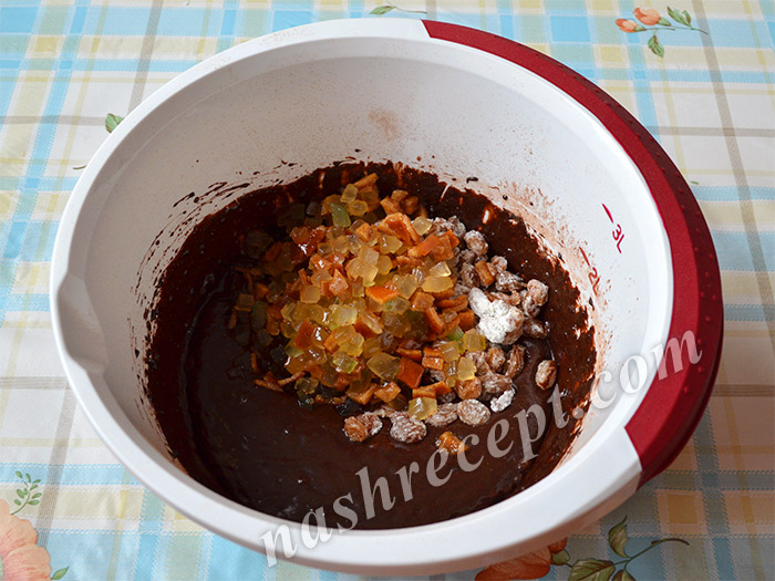 добавляем изюм и цукаты в тесто для шоколадных куличей